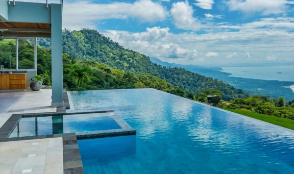 Villa dengan kolam renang rooftop yang eksotis